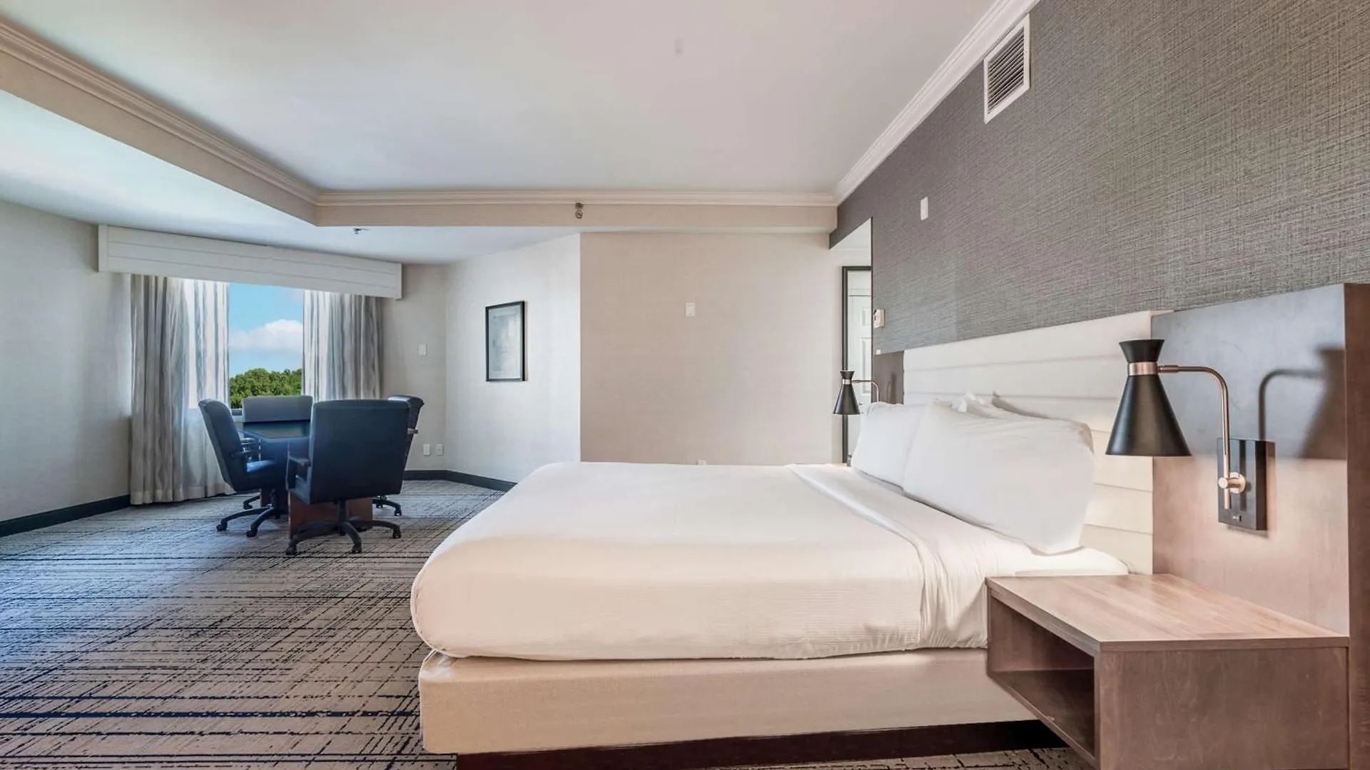 Doubletree By Hilton South Charlotte Tyvola Hotel